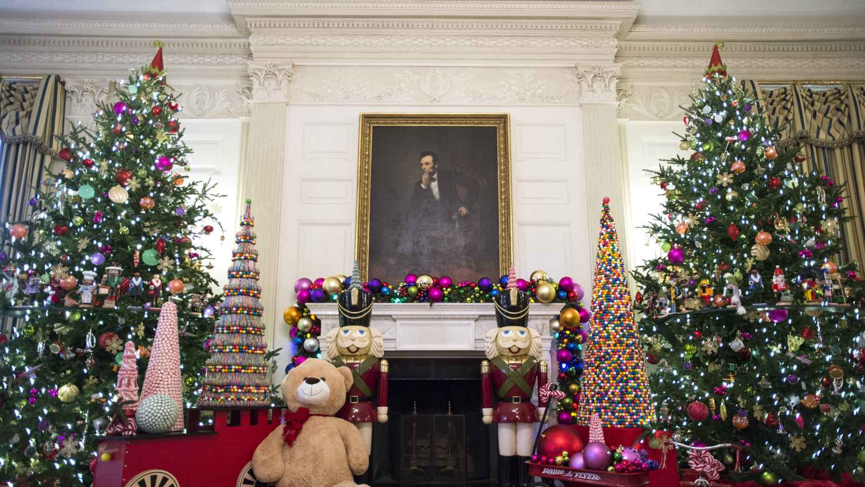 El Comedor de Estado en la Casa Blanca decorado para la Navidad de 2015