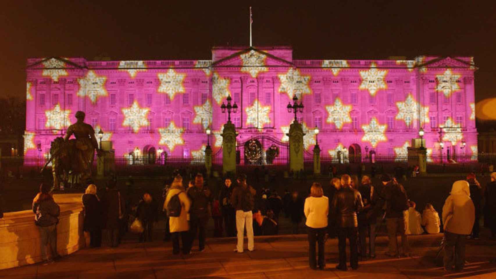 La fachada iluminada de Buckingham Palace el 31 de diciembre