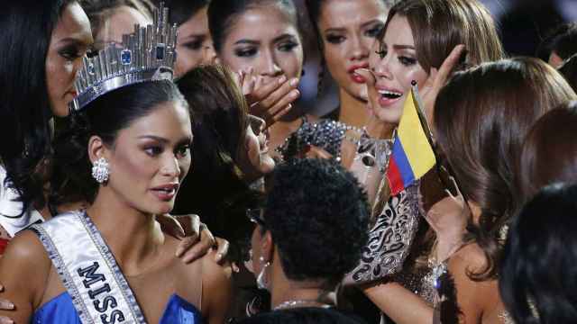 Miss Colombia llora ante Miss Universo 2015 después de la confusión
