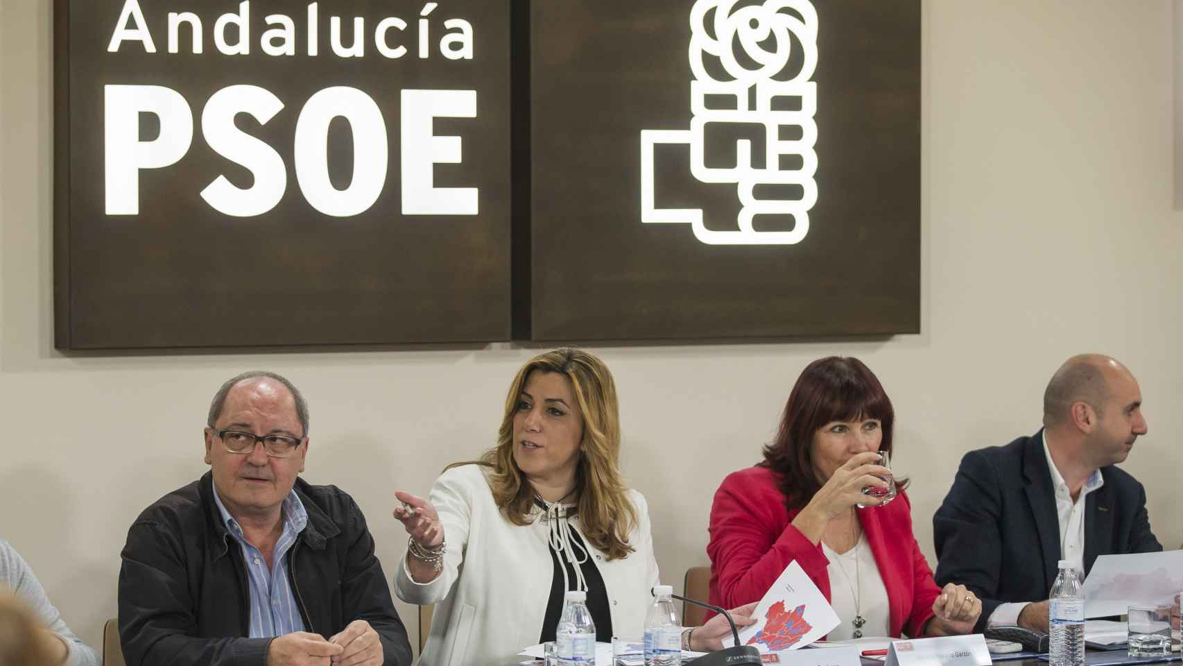 Susana Díaz, entre su número dos en el PSOE andaluz, Juan Cornejo, y la presidenta del PSOE, Micaela Navarro.