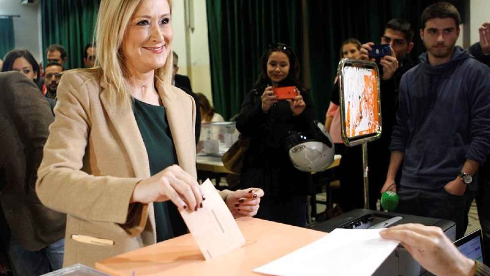 Cristina Cifuentes vota en en Madrid.