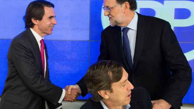Aznar y Rajoy se saludan antes del inicio de la Ejecutivo