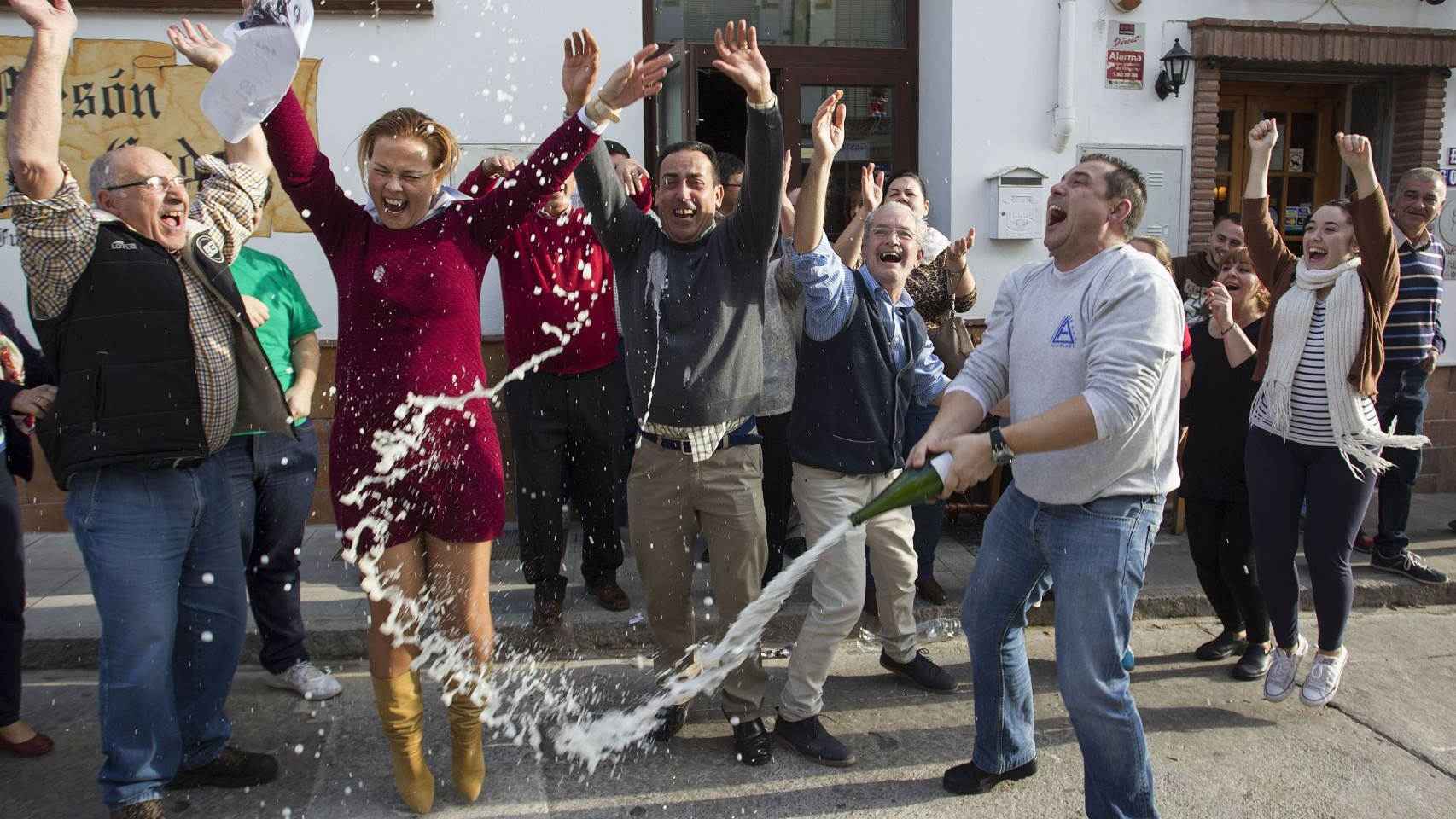 Vecinos de Roquetas de Mar celebran haber ganado el Gordo de Navidad.