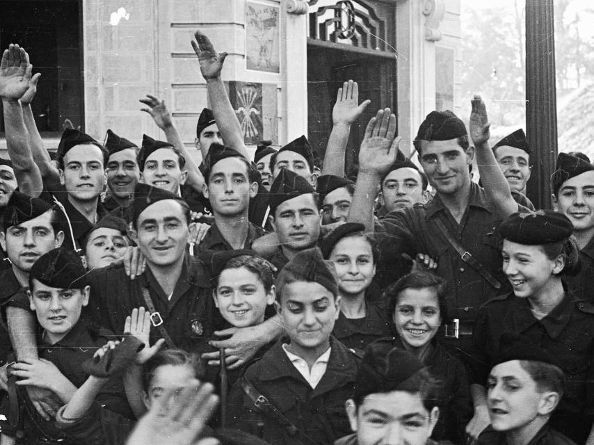 Un grupo de jóvenes en Irún el 13 de noviembre de 1936