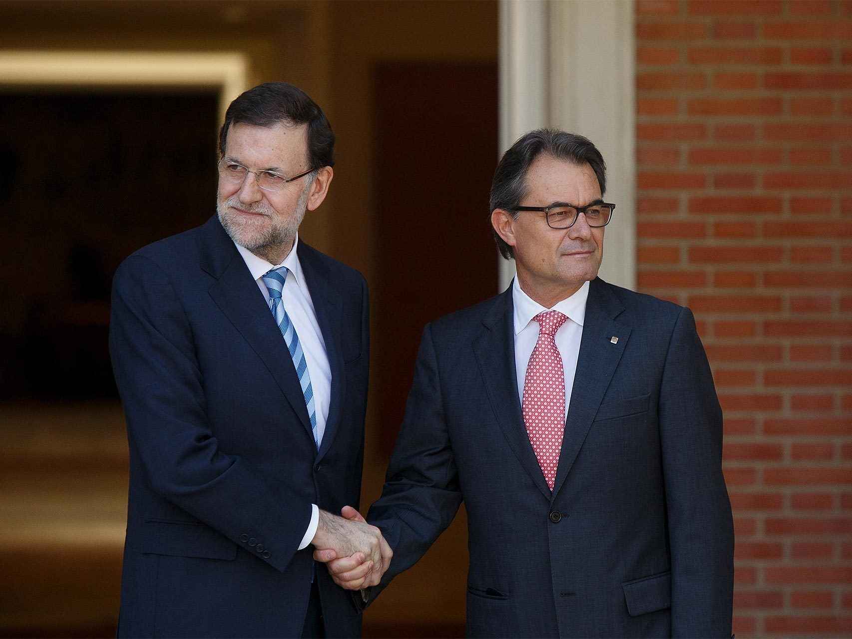 Rajoy y Mas se saludan a las puertas de La Moncloa.