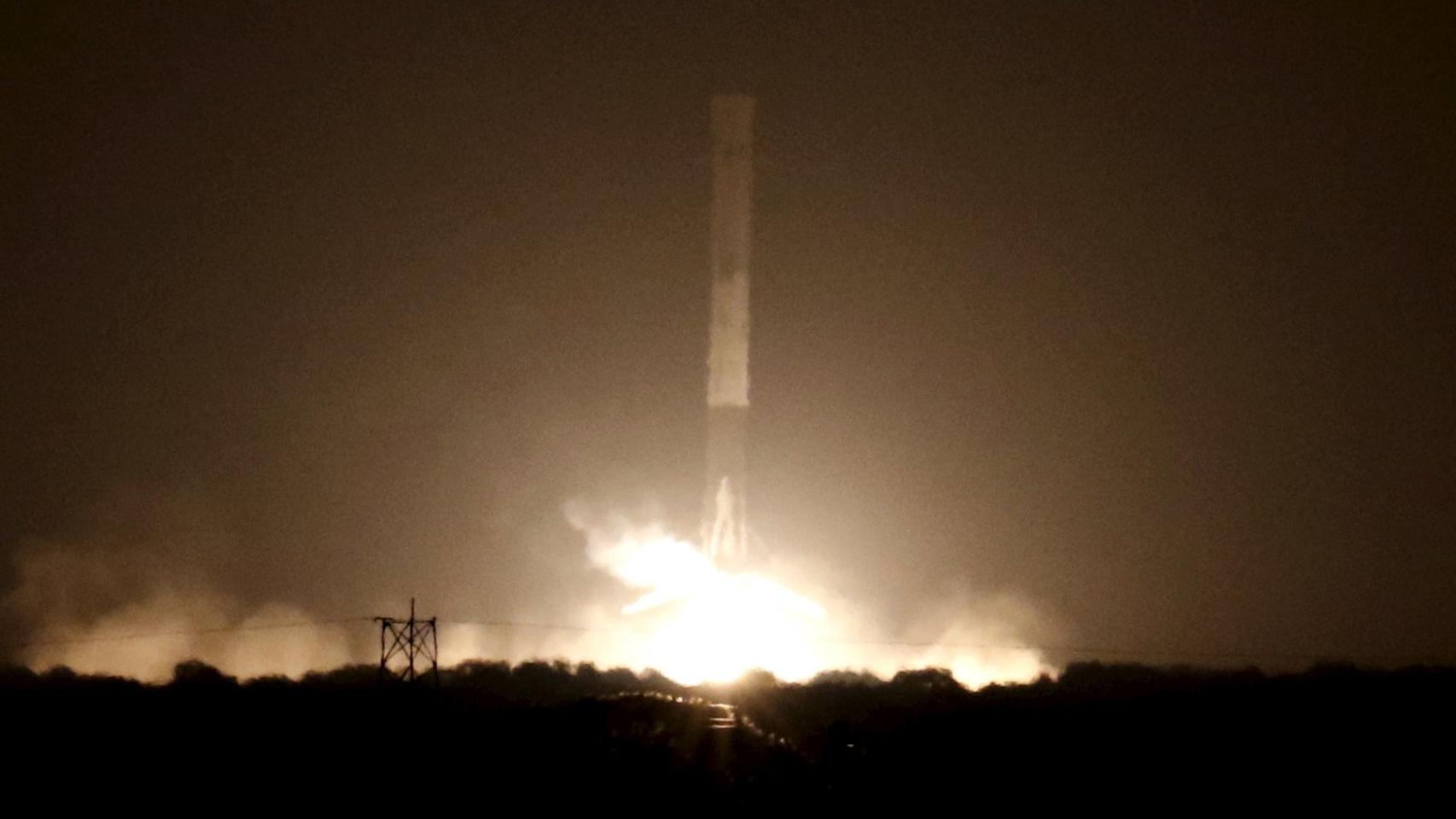 El cohete Falcon 9 aterriza en vertical tras cumplir su misión.