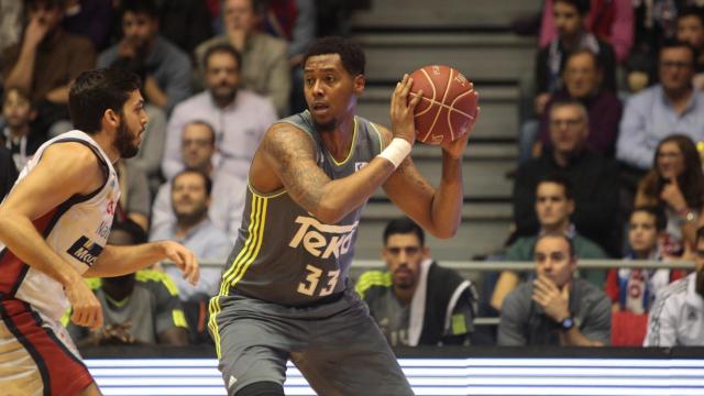 Trey Thompkins aleja el balón de su defensor durante el partido.