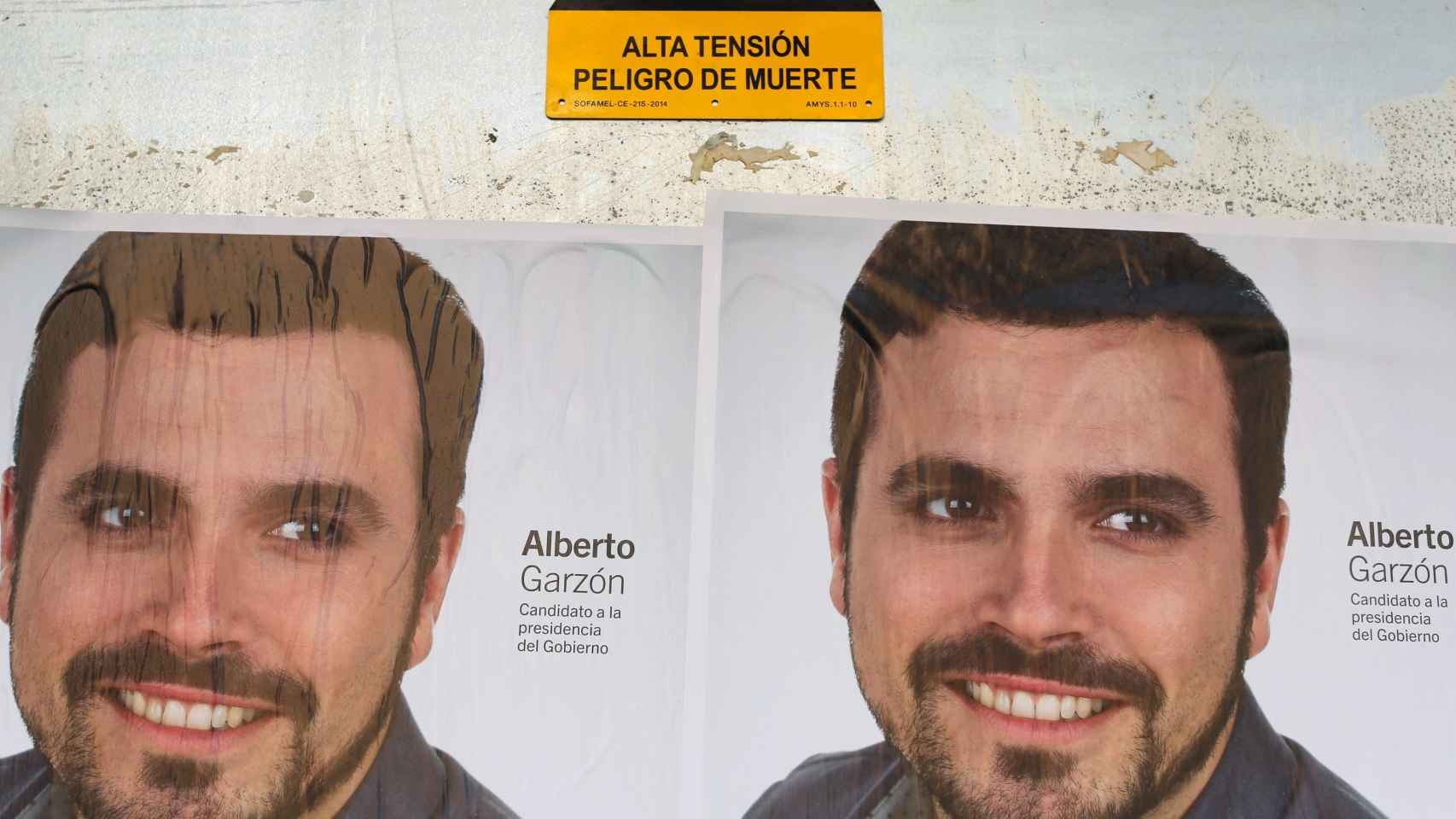 Los carteles de Alberto Garzón junto a una señal premonitoria.