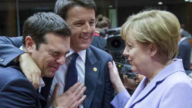 La canciller Merkel con el 'premier' italiano Renzi y el griego Tsipras.
