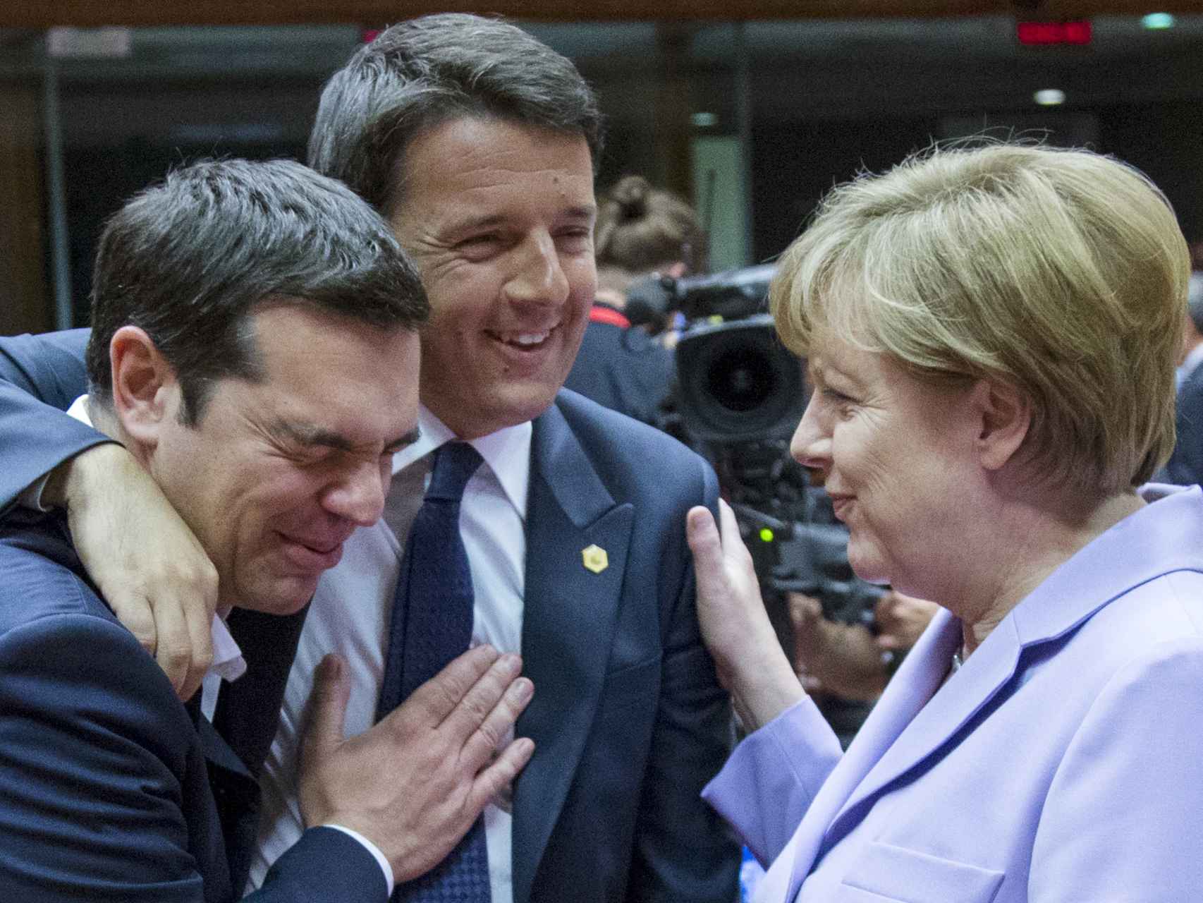 Merkel conversa con Renzi y el griego Alexis Tsipras durante un Consejo Europeo