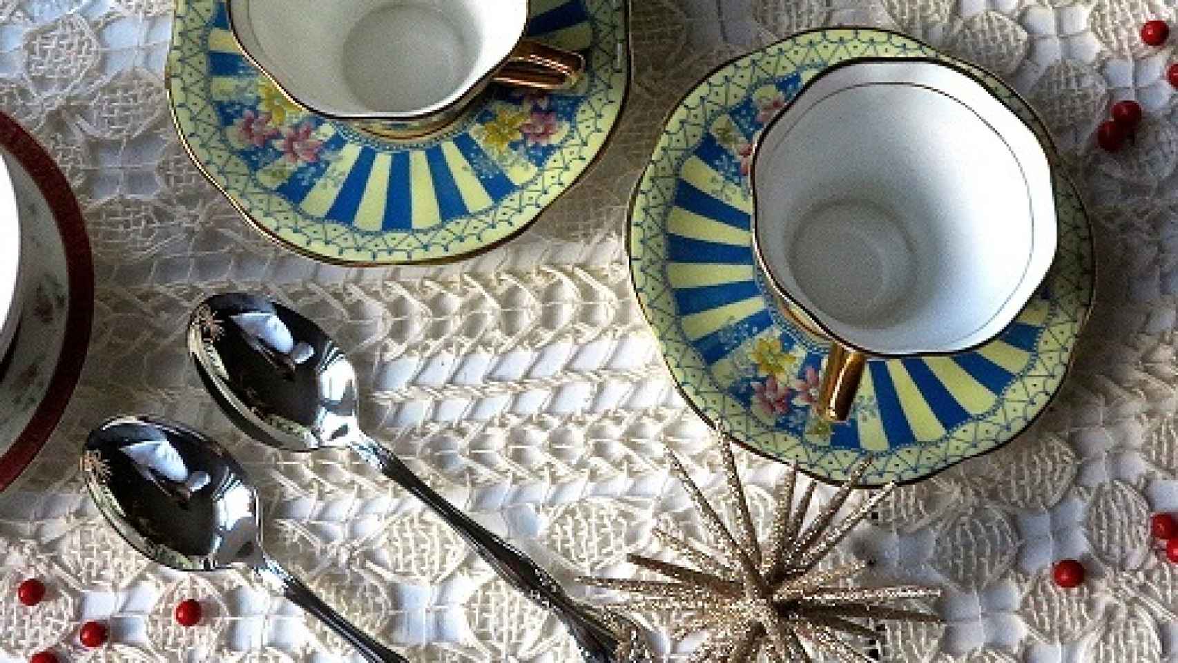 Platos, tazas y vasos vintage desparejados sobre el mantel de Punta del Este