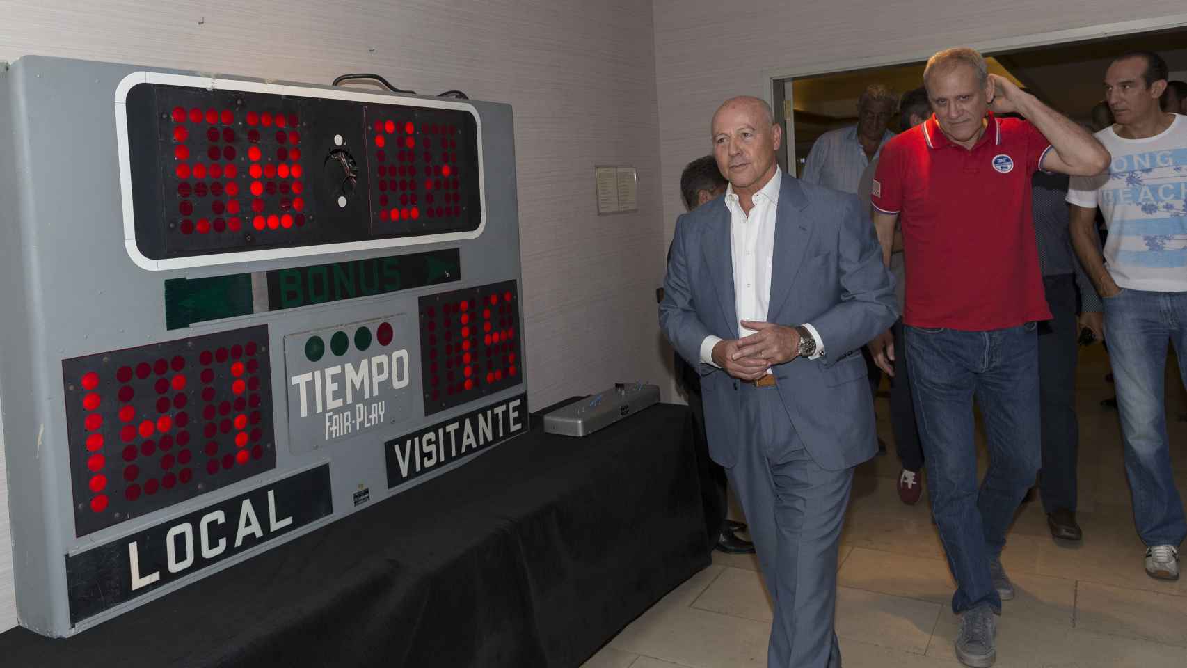 Corbalán llega a un evento con los internacionales del baloncesto español.