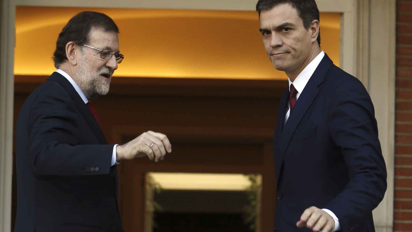 Mariano Rajoy y Pedro Sánchez se saludaron friamente y hablaron una media hora.