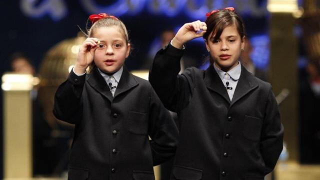 Los niños de San Ildefonso al cantar un quinto premio de la Lotería de Navidad