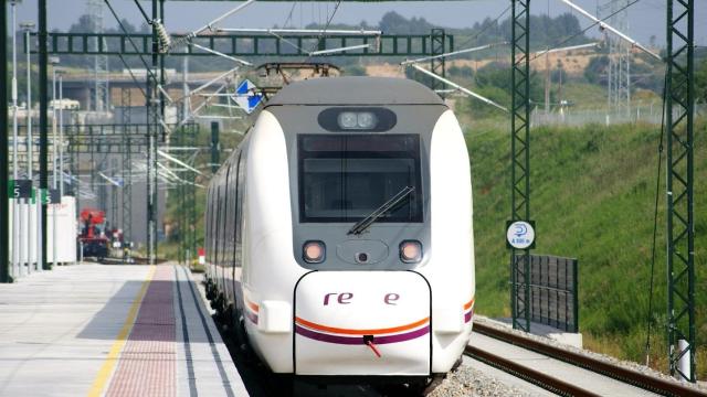 Un tren unidad 449 de Renfe.