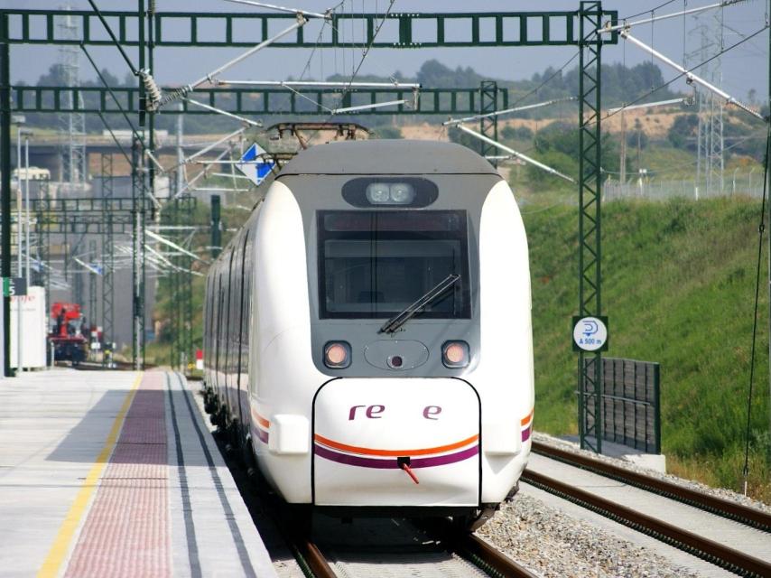 Un tren unidad 449 de Renfe.