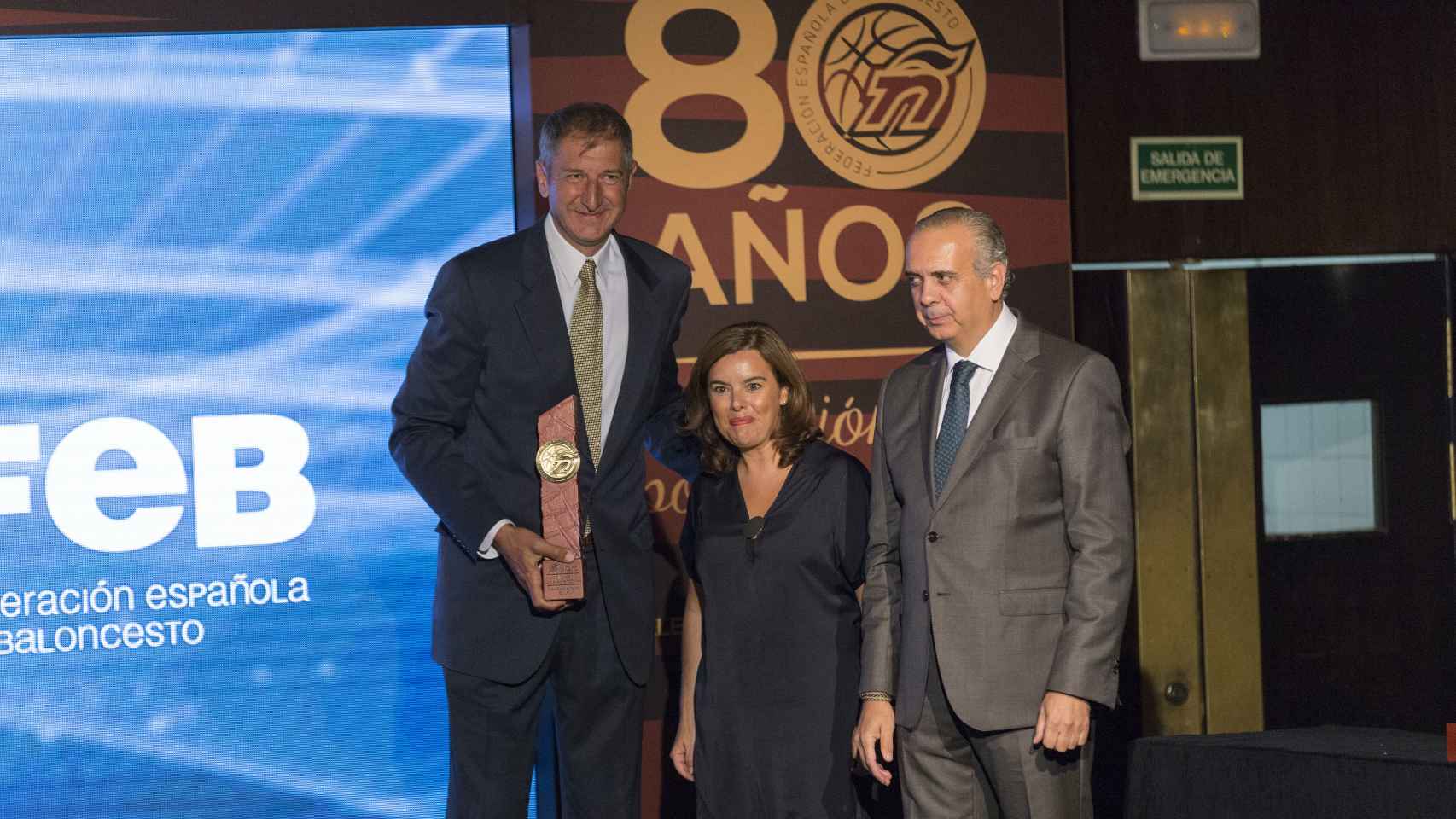 Jiménez recibe un premio junto a la vicepresidenta del Gobierno y José Luis Sáez.