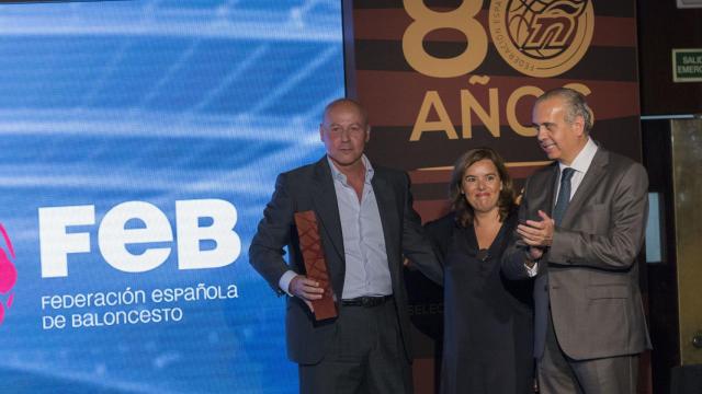 Corbalán recoge un premio junto a Soraya Sáenz de Santamaría y José Luis Sáez.