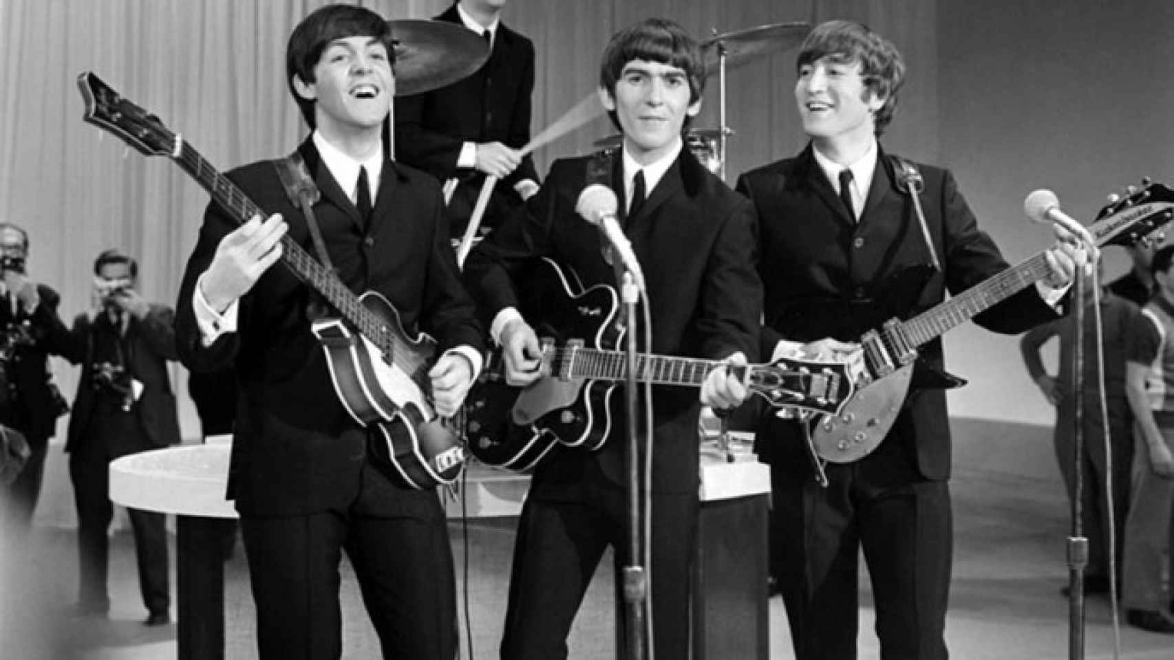 Los Beatles en plena actuación.