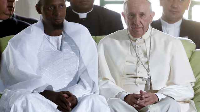 El papa Francisco y el imán Moussa Naibi durante una visita papal.