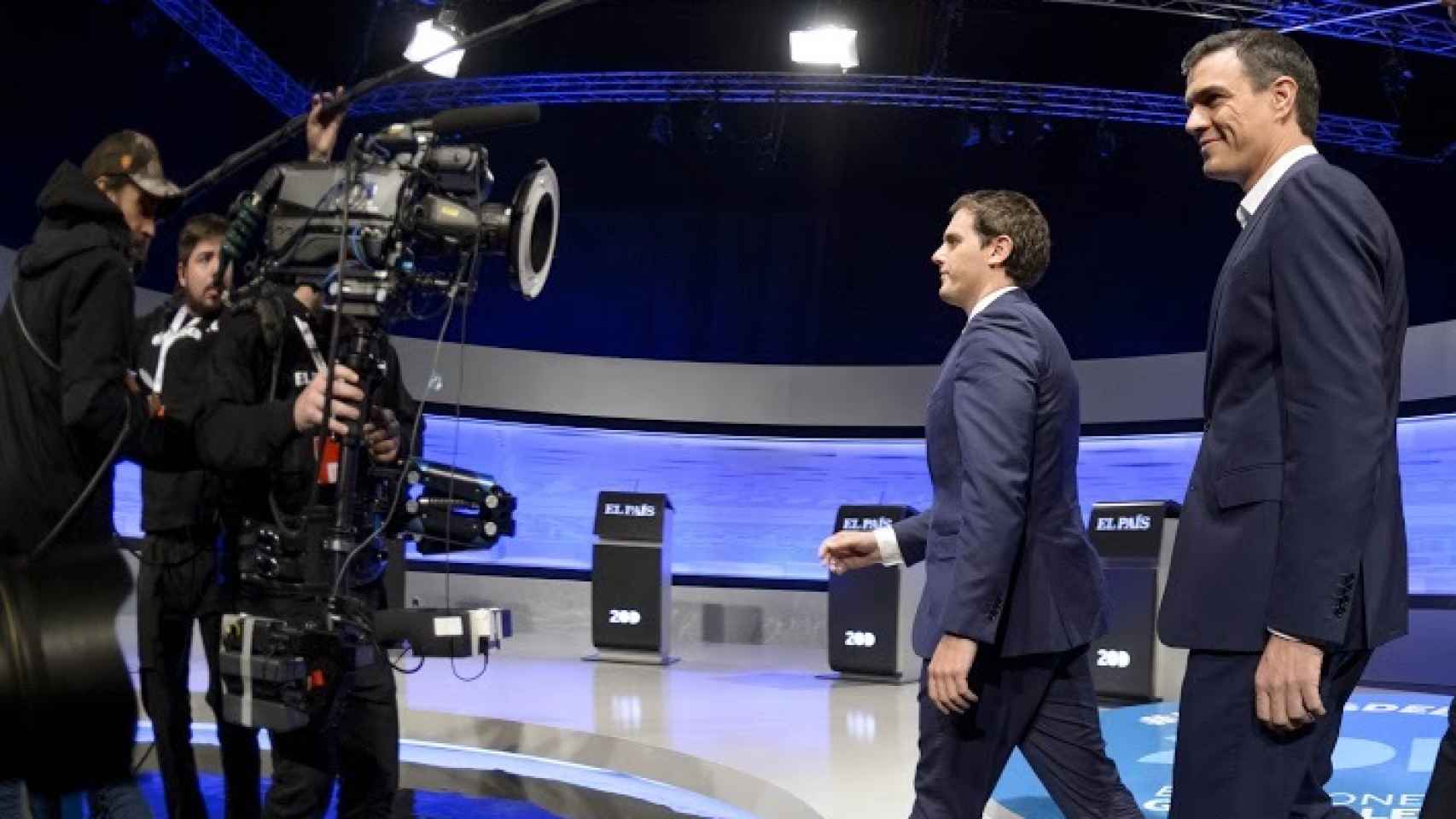 Pedro Sánchez y Albert Rivera durante el debate a tres de El País
