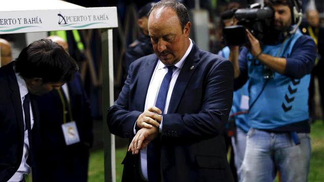 Rafa Benítez consulta su reloj durante el Cádiz-Real Madrid de Copa del Rey.