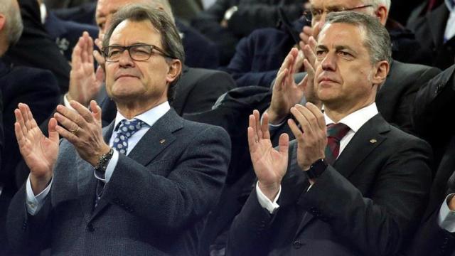 Artur Mas e Íñigo Urkullu, durante el partido entre las selecciones de Cataluña y Euskadi.