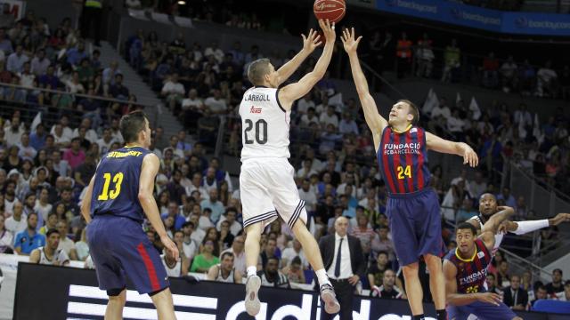 Jaycee Carroll lanza ante Brad Oleson durante el pasado Playoff Final.