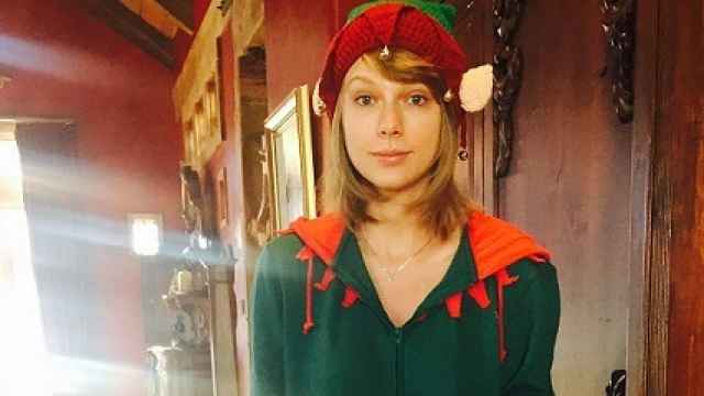 Taylor Swift vestida de elfo navideño el 24 de diciembre