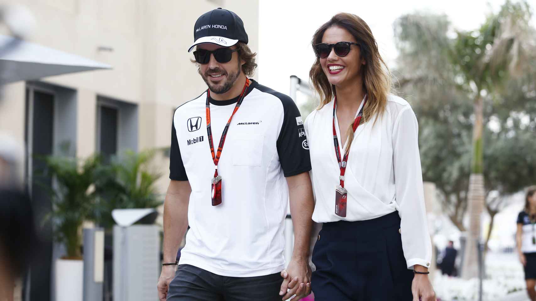 La pareja pasea sonriente por el circuito de Abu Dhabi en noviembre