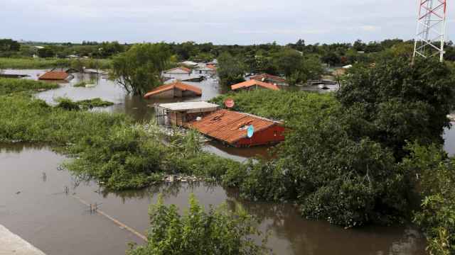 Casas parcialmente sumergidas en Asunción, Paraguay.