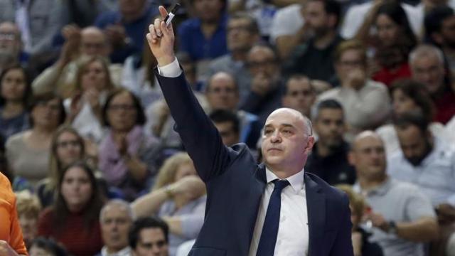 Pablo Laso da instrucciones durante el partido contra el Barça.