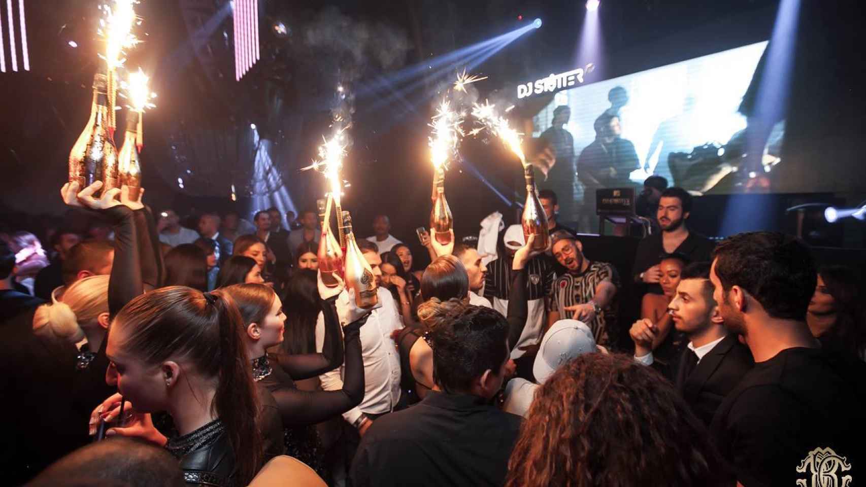 Benzema baila rodeado de botellas de champagne