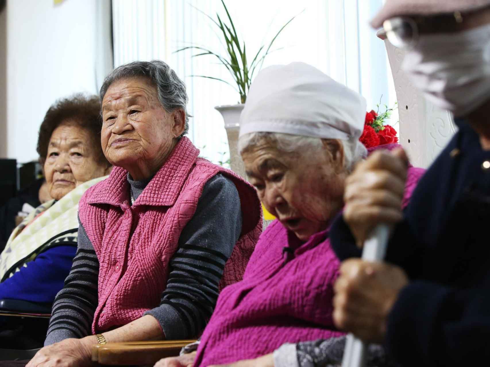 Antiguas mujeres de consuelo atienden a la disculpa oficial de Japón.