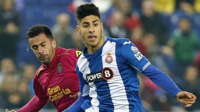 Marco Asensio maneja un balón durante un partido del Espanyol.