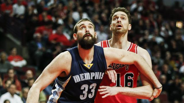 Los hermanos Gasol luchan por un rebote.