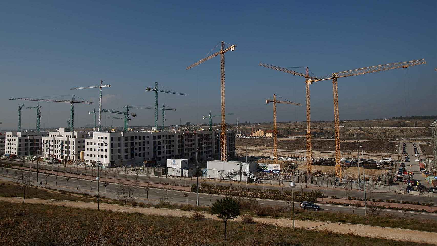 Construcción de urbanizaciones en las afueras de Madrid.