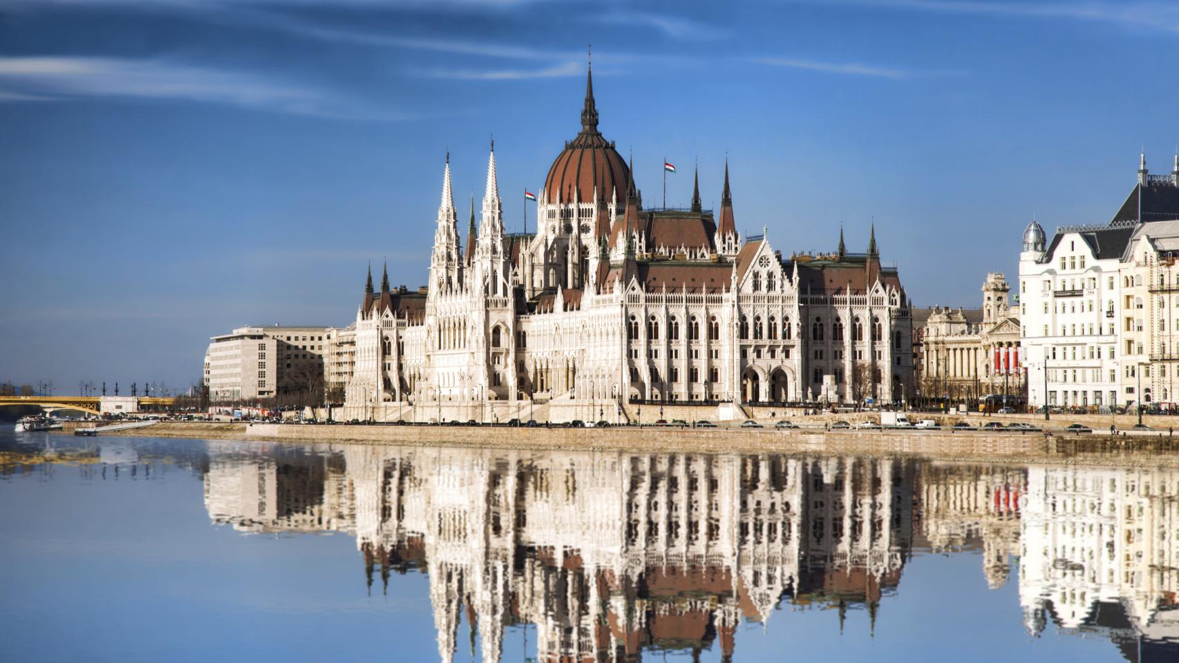El famoso parlamento con el río Danubio en Budapest, Hungría.  iStock