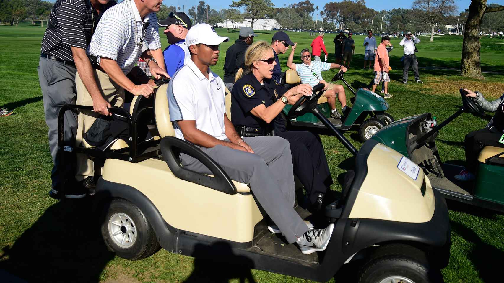 Tiger Woods, en el momento de su abanono en el Farmers Insurance Open del pasado febrero.