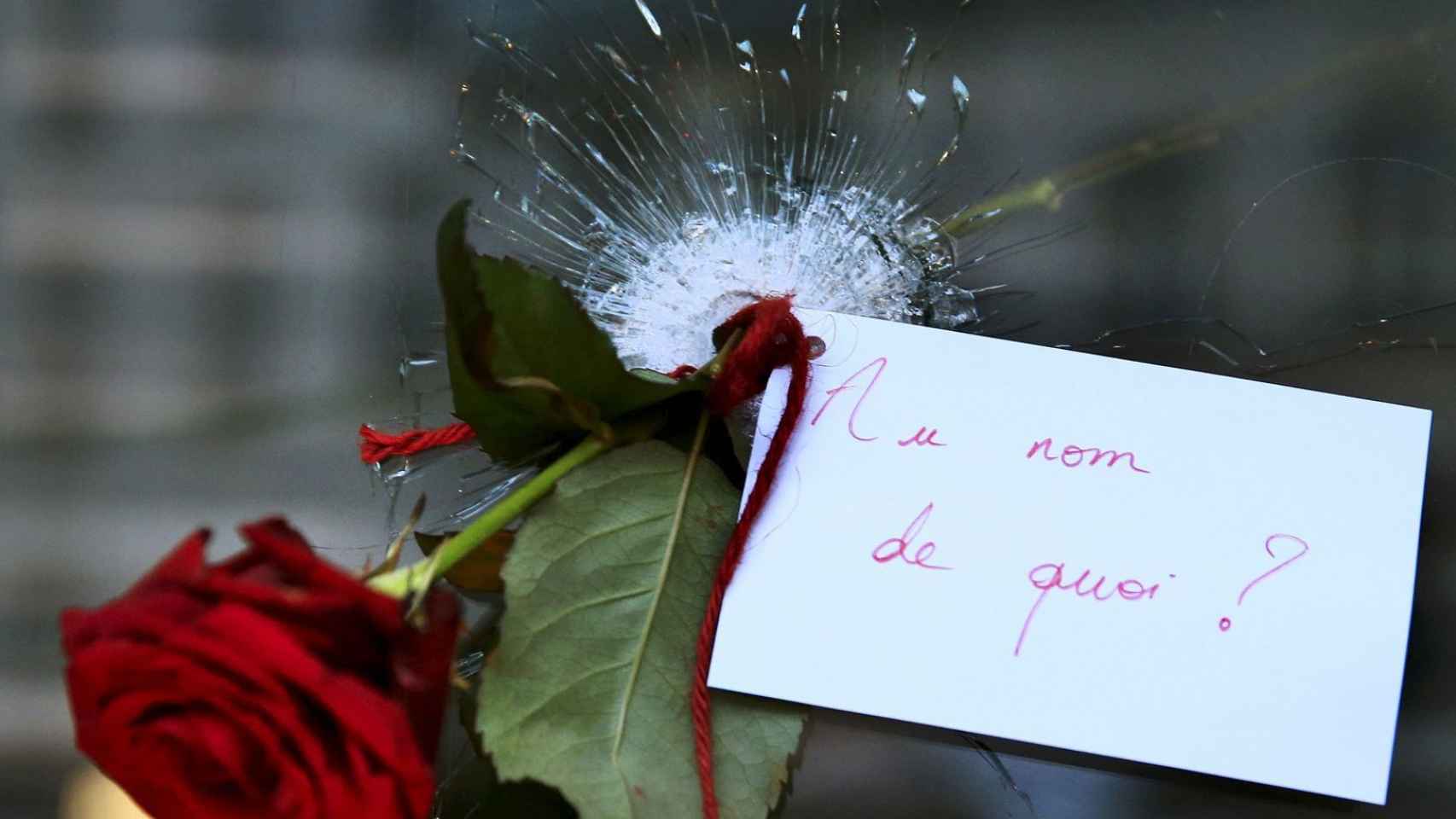 En nombre de quién, plantea esta nota junto a una rosa en uno de los lugares atacados el 13-N.