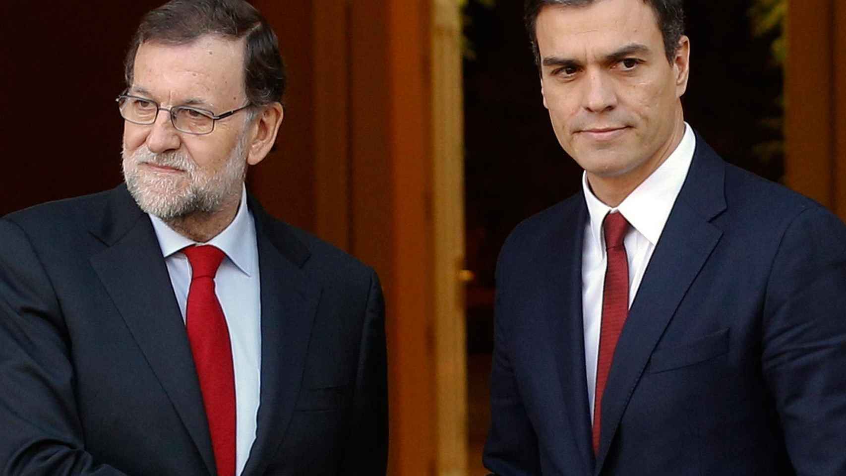 Rajoy y Sánchez se saludan a las puertas de La Moncloa.