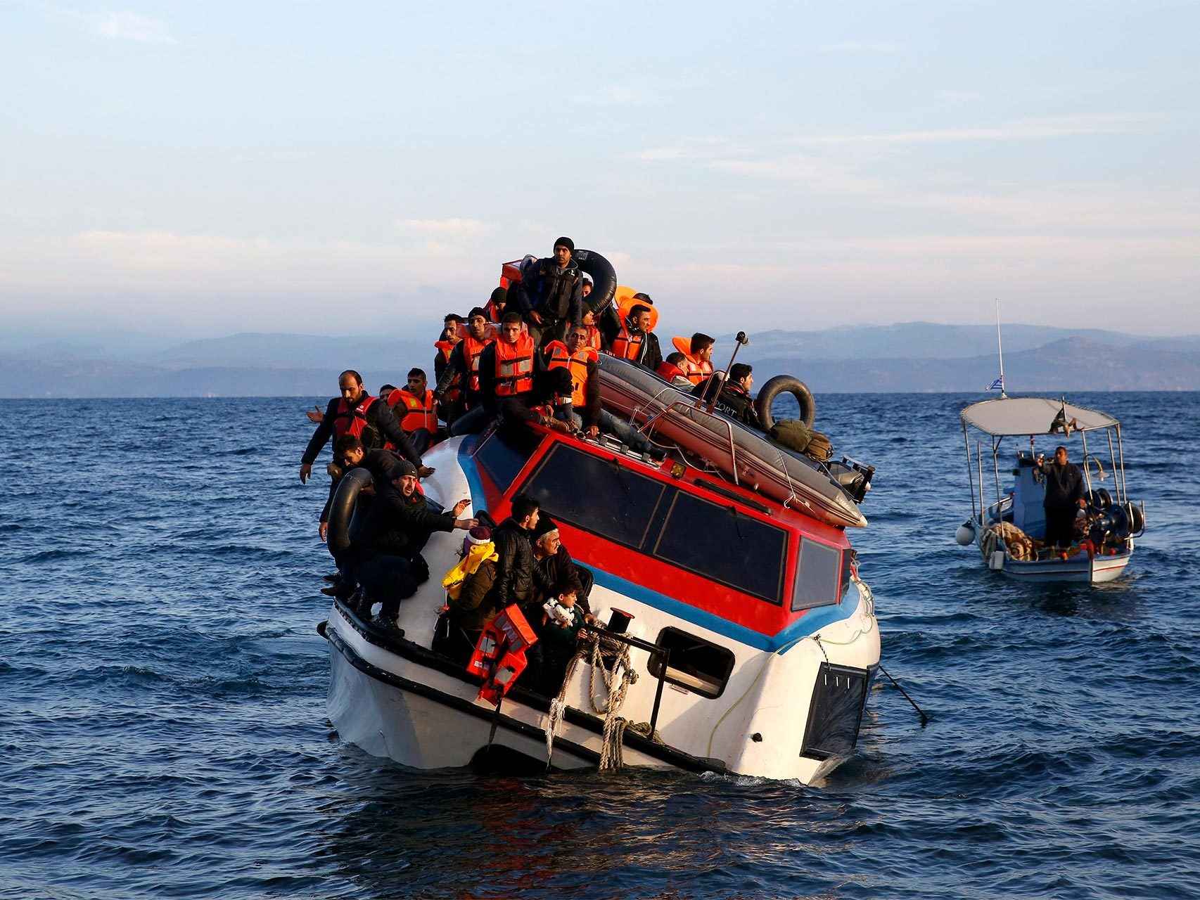 Más de 150 refugiados, en una barcaza frente a la costa de Lesbos.
