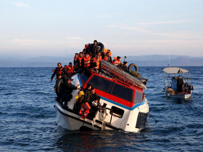 Más de 150 refugiados, en una barcaza frente a la costa de Lesbos.