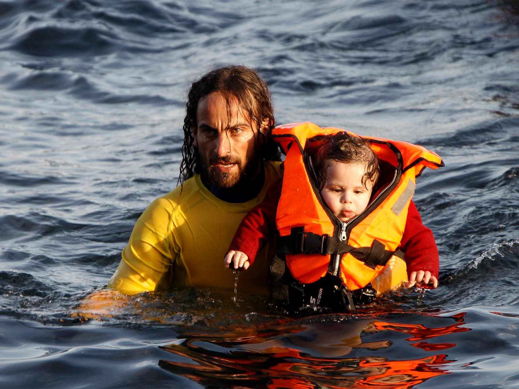 Un socorristas de Proactiva rescata a un bebé en Lesbos.
