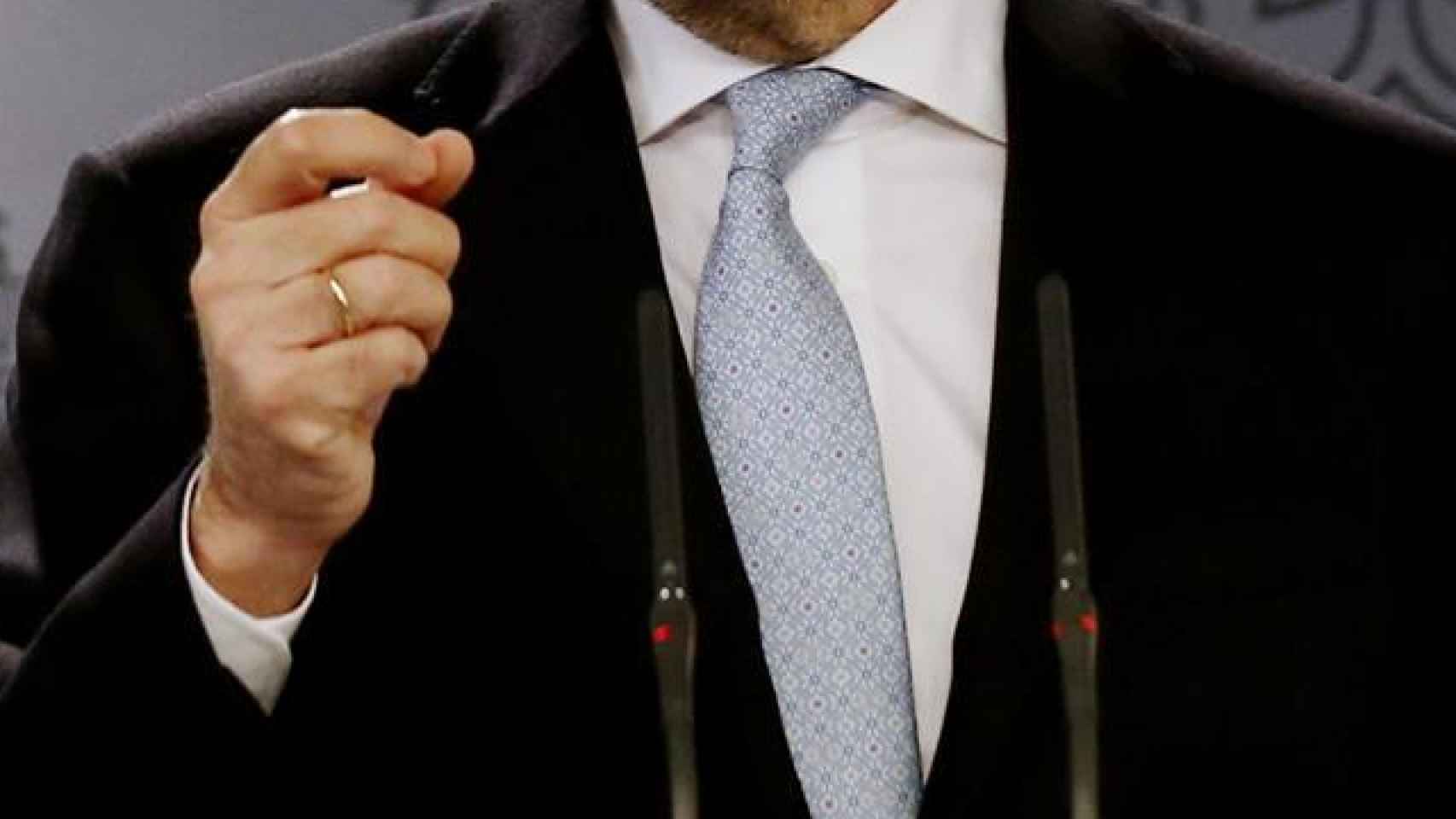 Mariano Rajoy con la corbata torcida durante la rueda de prensa