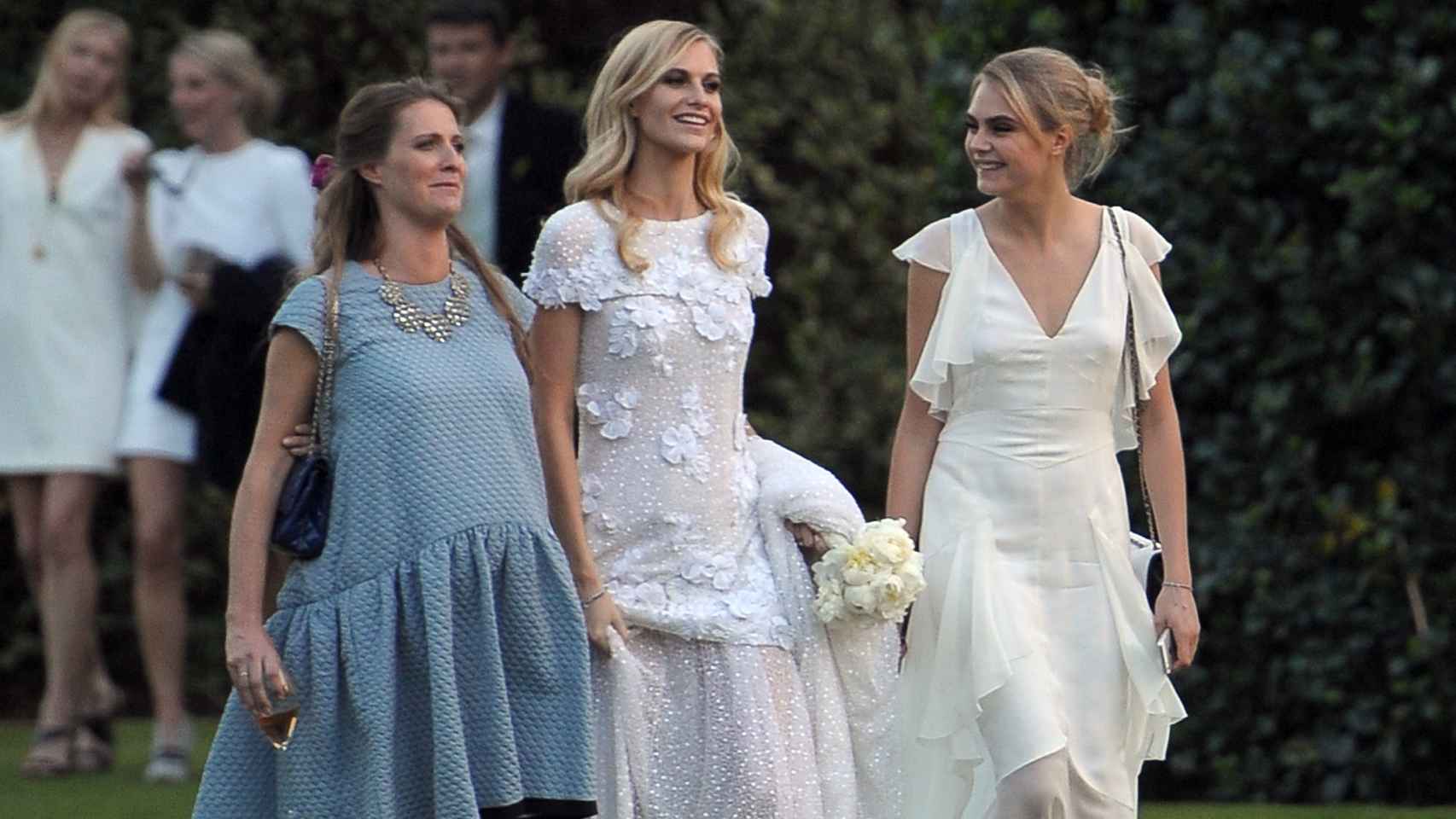 Chloe, Poppy y Cara -las hermanas Delevingne- vestidas de Chanel en Londres