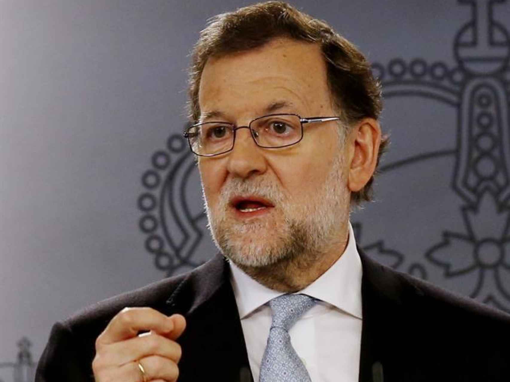 A Rajoy se le suele torcer la corbata antes de comparecer ante los medios