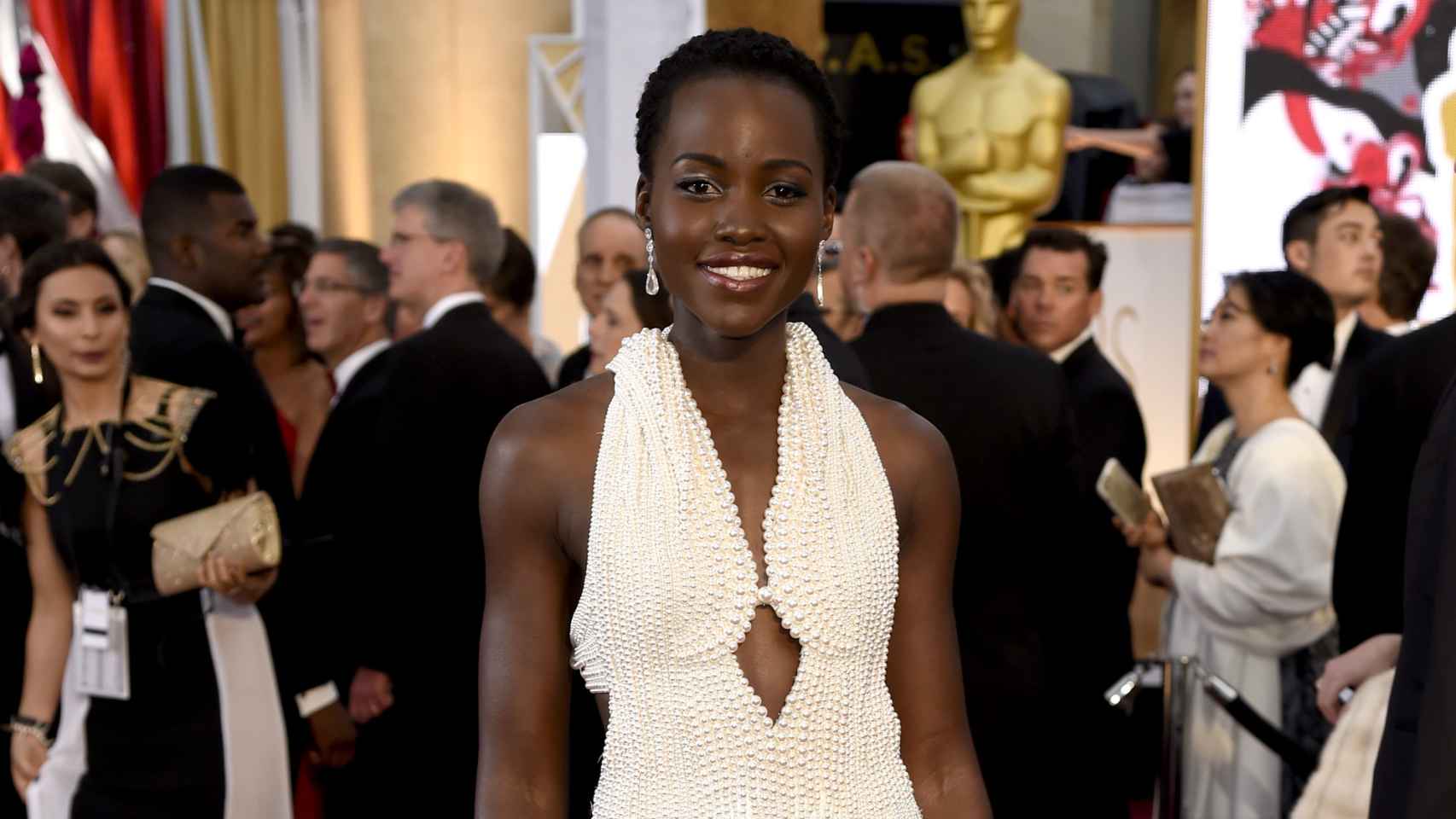 Lupìta Nyongo  en la alfombra roja de los Oscar 2015 con vestido Calvin Klein