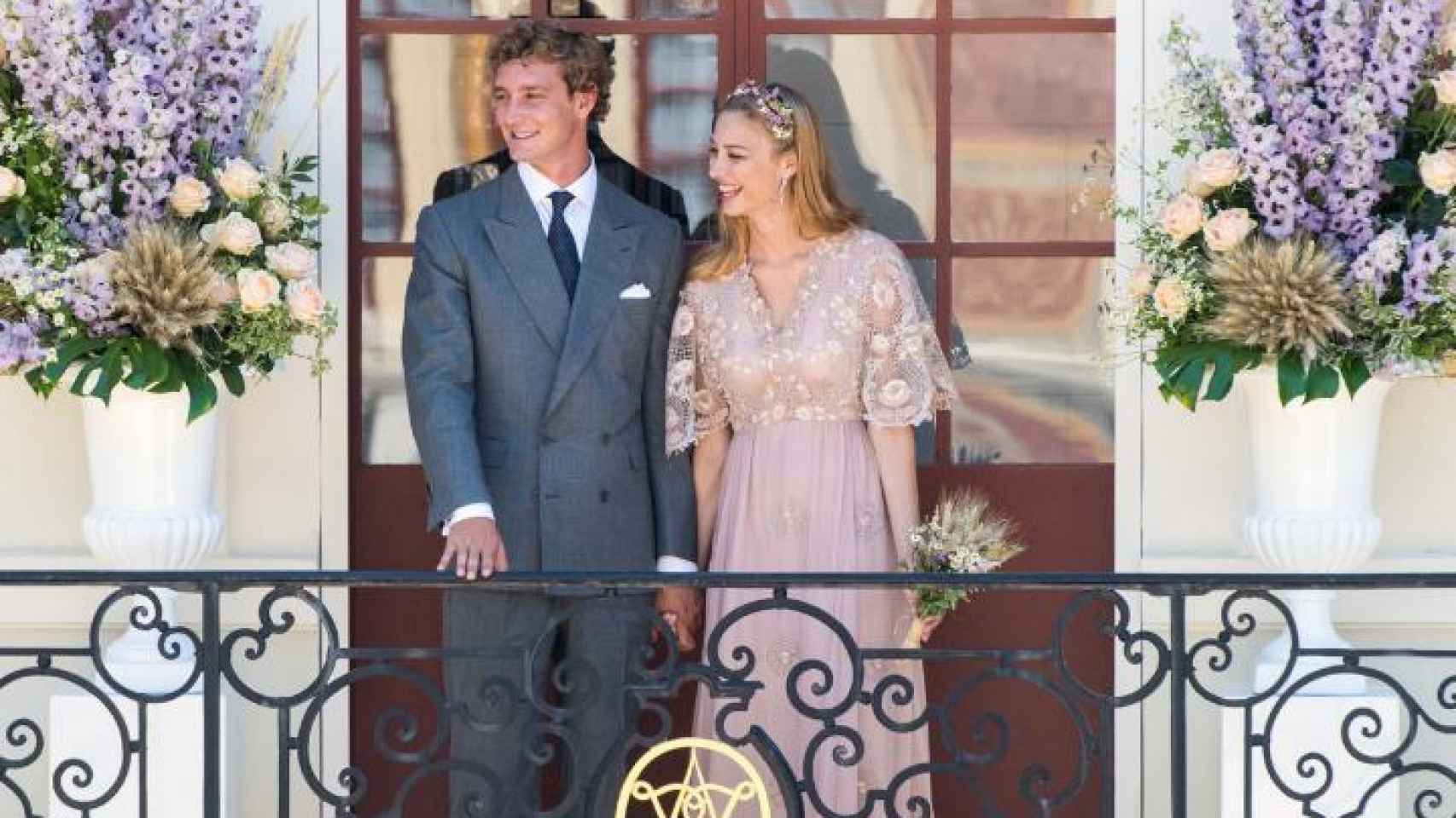 Beatrice Borromeo con vestido de Valentino asomada al balcón junto a Pierre Casiraghi