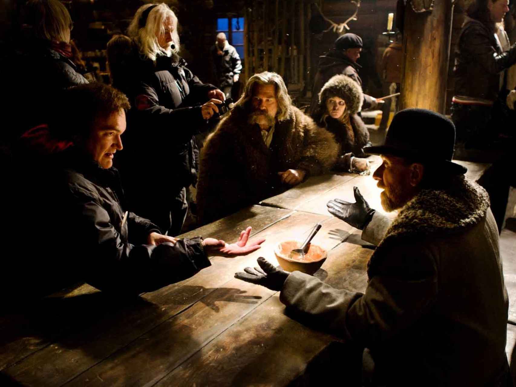 Tarantino (izda.), durante el rodaje, con Russell, Jason Leigh y Roth, entre otros actores